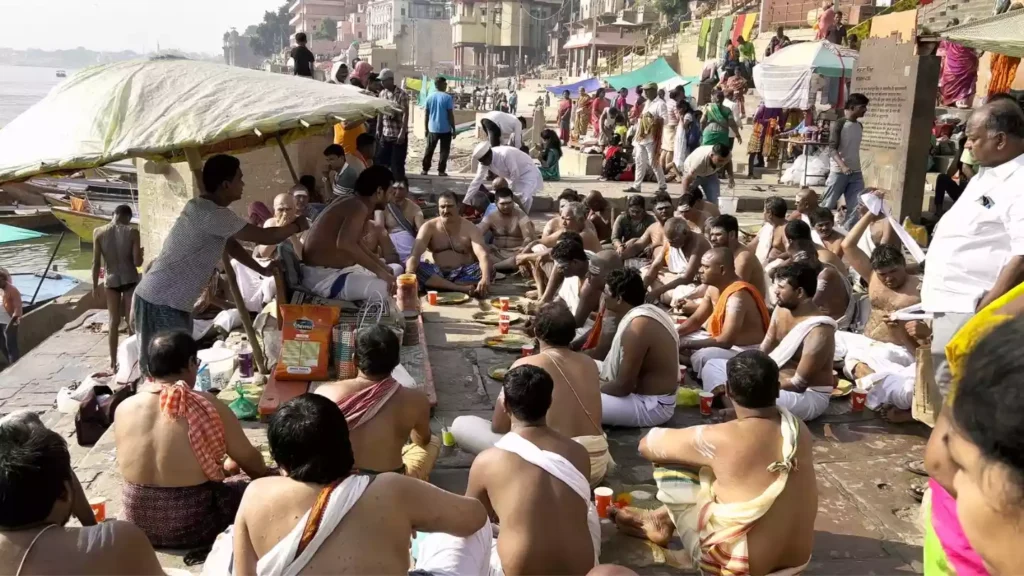 Image of group doing pind daan near the varanasi ghats- Varanasi Pitrupaksha Rituals