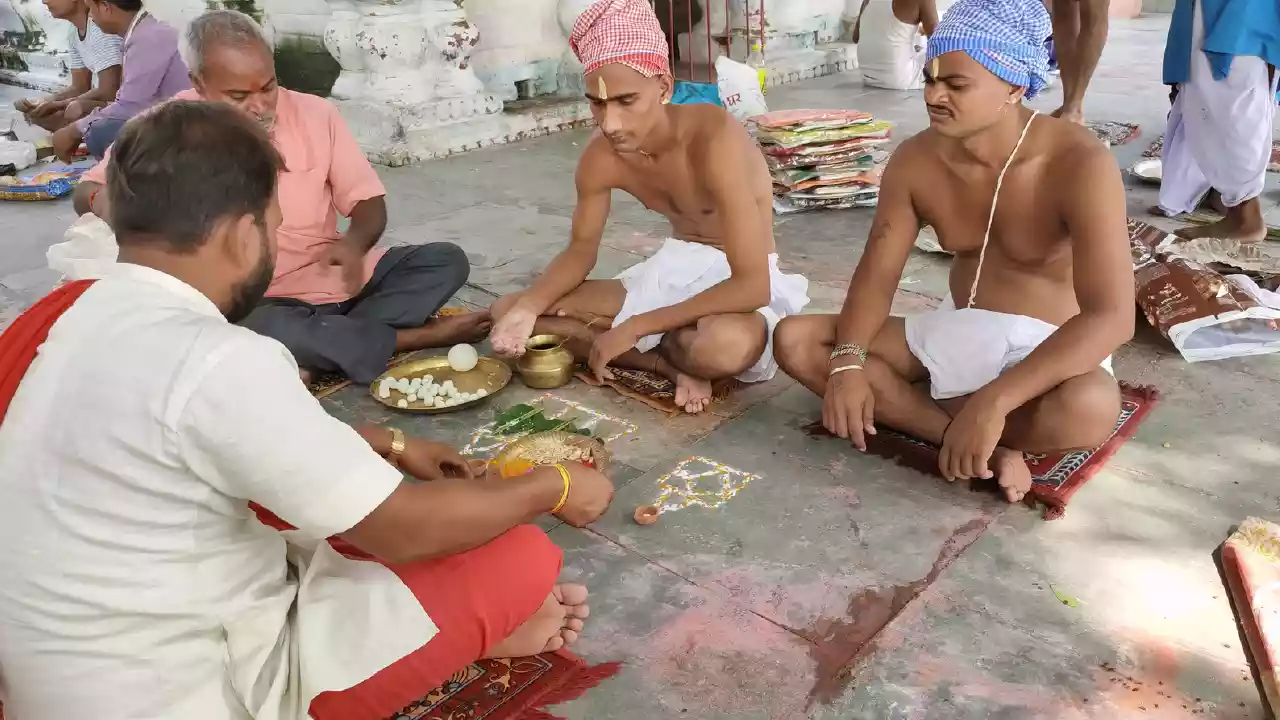 Photo of kids performing pind daan for their father- if Shraddha Is not Performed?