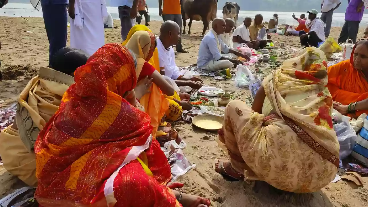 Image of a group of people doing pind daan rituals-Why We Honor Ancestors