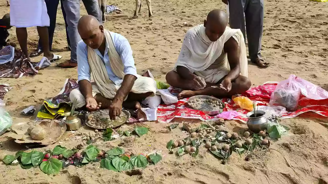 Image of people doing pind daan in near the ghats-Why We Honor Ancestors