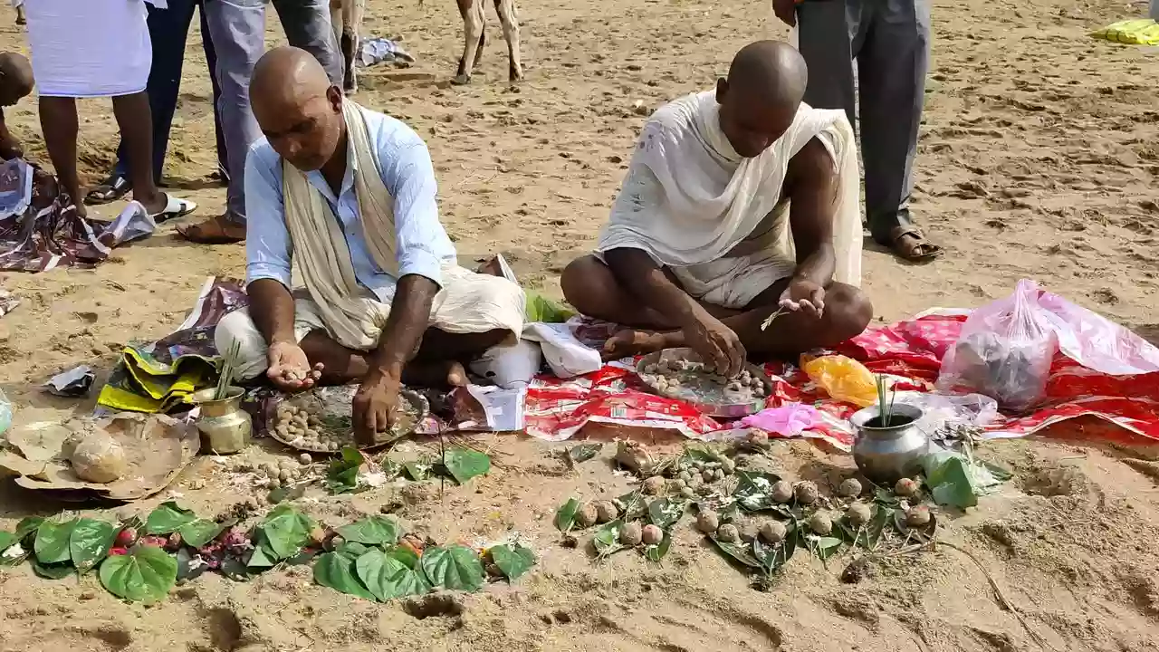 Image of two person doing pind daan-The Role of Faith and Devotion in Pitrupaksha