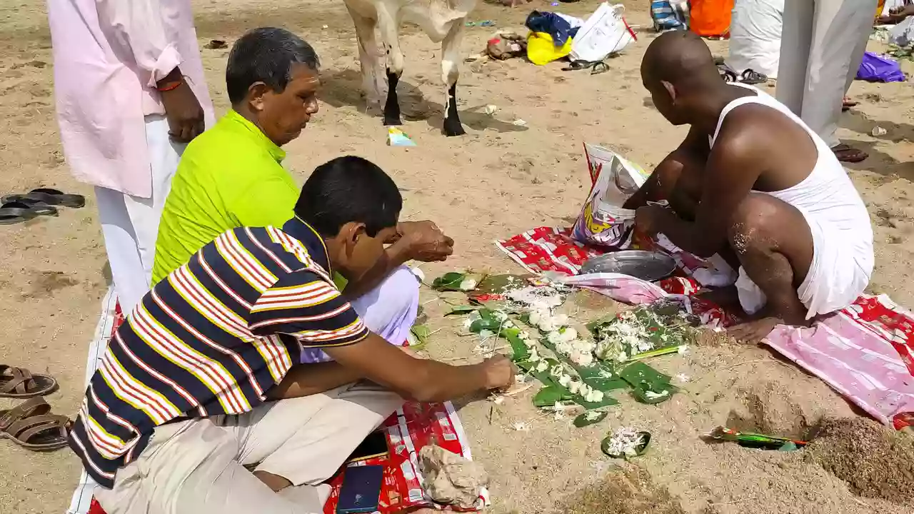 Picture of a person doing rituals for ansester's on the tithi of Sarva Pitru Amavasya significance