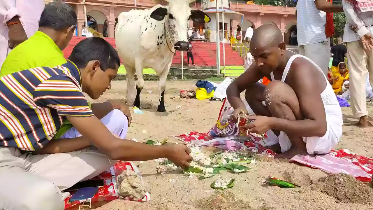 Image of e person setting near the ghats and doing pind daan rituals for their ancestors-What is Pitrupaksha