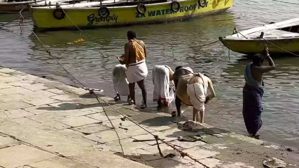 Picture of a person doing rituals for ansester's on the tithi of Sarva Pitru Amavasya significance