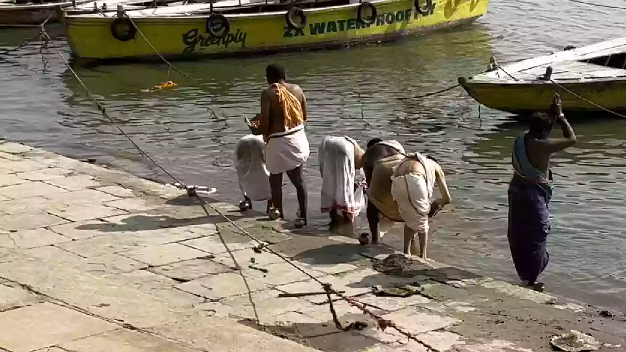 Picture of a person doing rituals for ansester's on the tithi of Sarva Pitru Amavasya significance