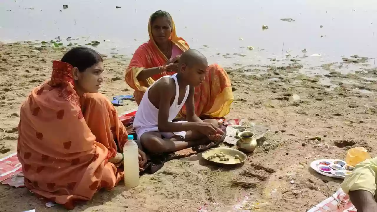 Image of a small child doing pind daan-Your First Pitrupaksha