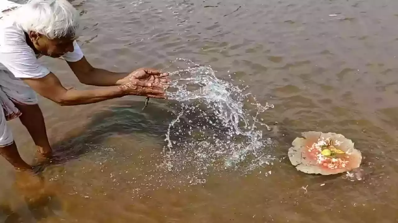 An old person performing tarpan-The 3 Pillars of Pitrupaksha