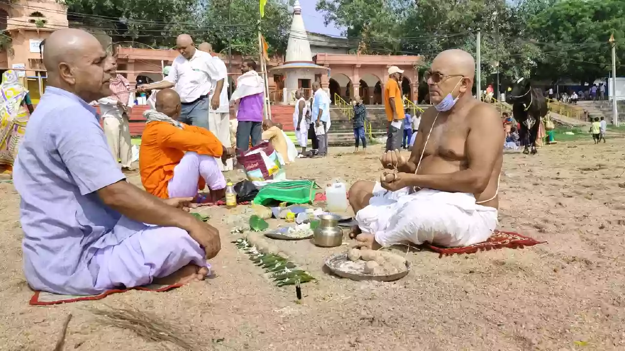 A person doing the sankalpa during pind daan in gaya-Why Honor Ancestors