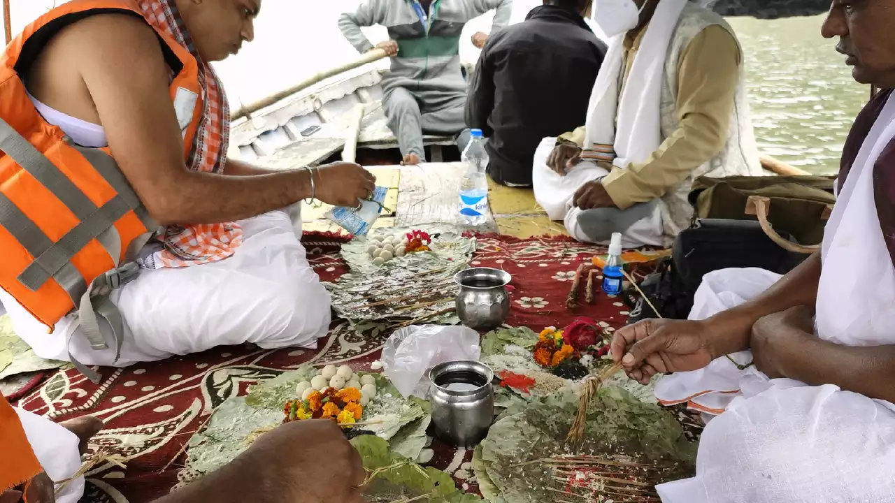 image of performing shradh- What is Shradh