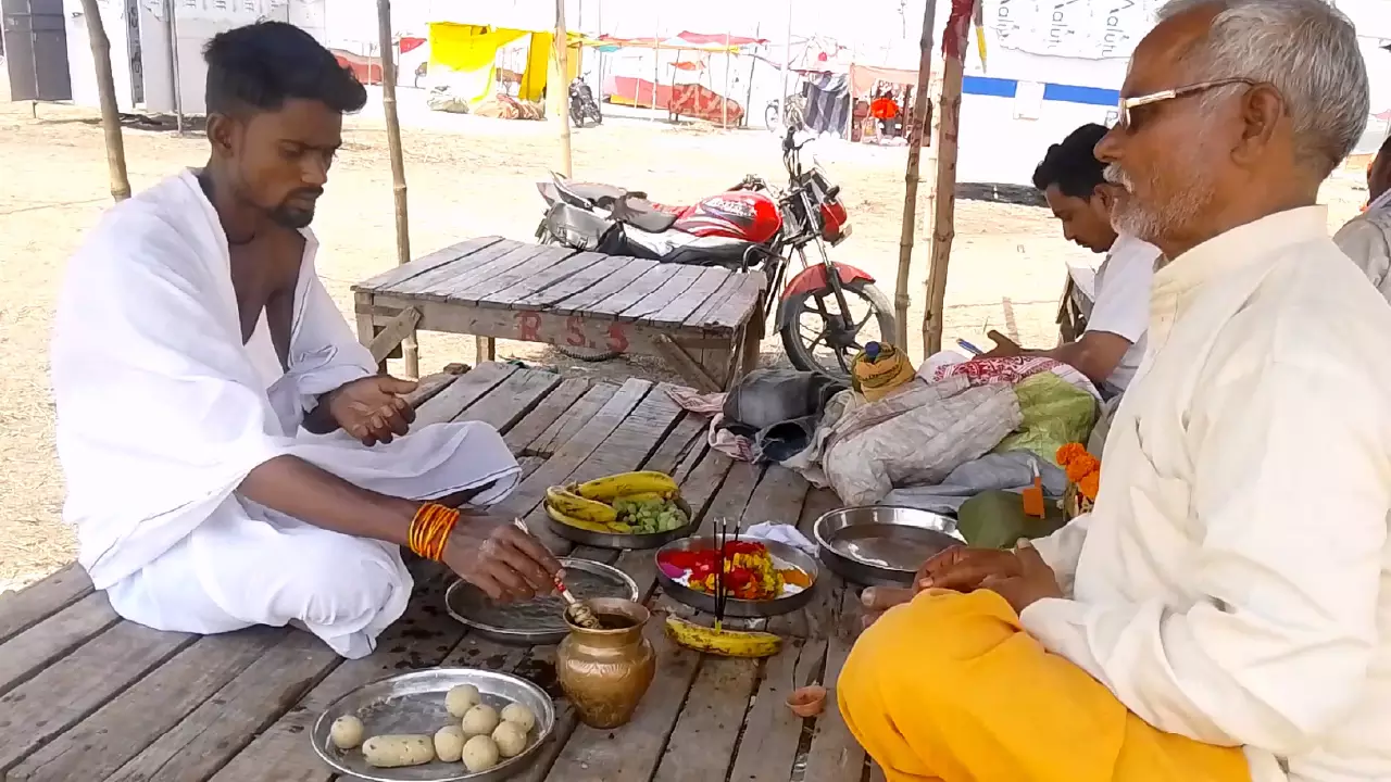 Image of A person sitting on the floor of temple and pandit ji doing hindu ritual on the Auspicious time for shradh rituals