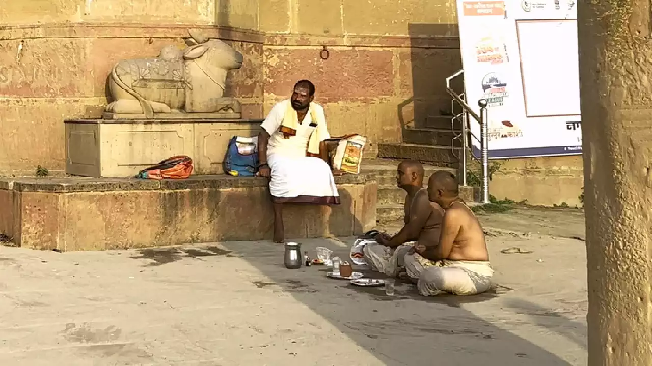 A pandit assisting devotees during shradh-Pitru loka Explained