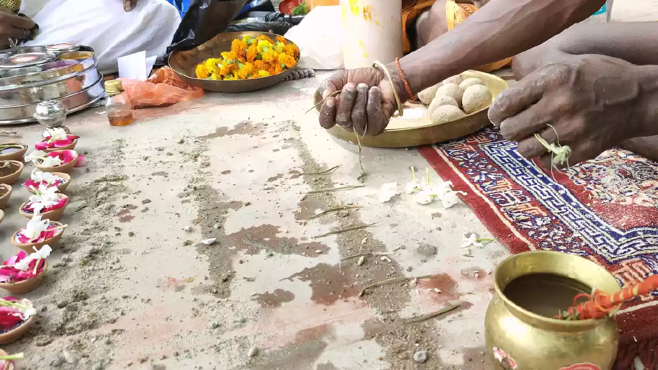 Photo of a person performing shradh-Why Honor Ancestors
