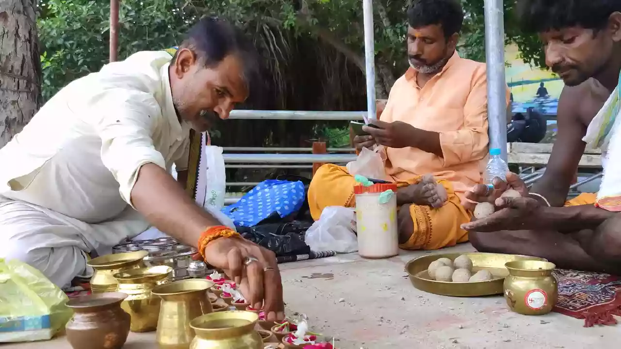 Image of a person doing pind daan-Is Pitrupaksha Really Inauspicious
