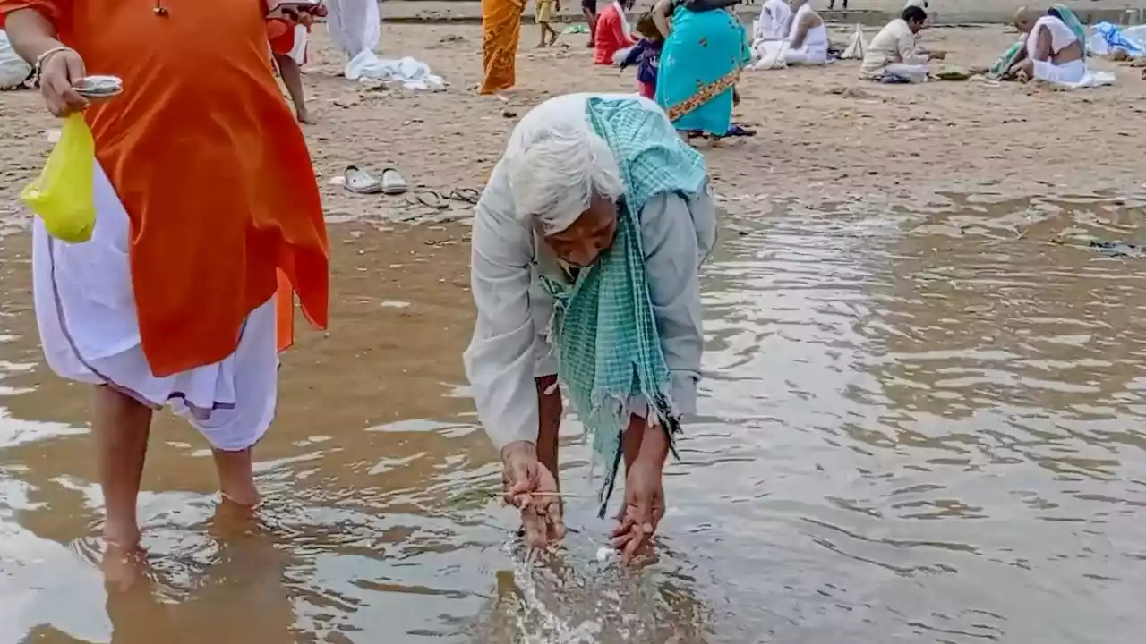 Photo of a old devotee doing tarpan in gaya - Deep Reflections During Pitrupaksha