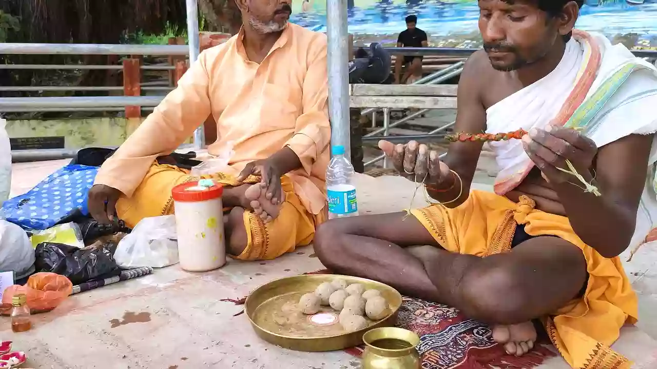 Image of doing pind daan -Is Pitrupaksha Really Inauspicious
