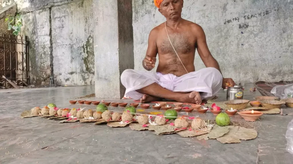 Image of a man doing pind daan- Mahalaya Amavasya Story